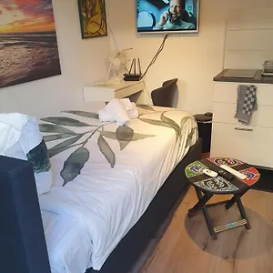 Bed & Breakfast Cozy Garden House Kijkduin, Den Haag